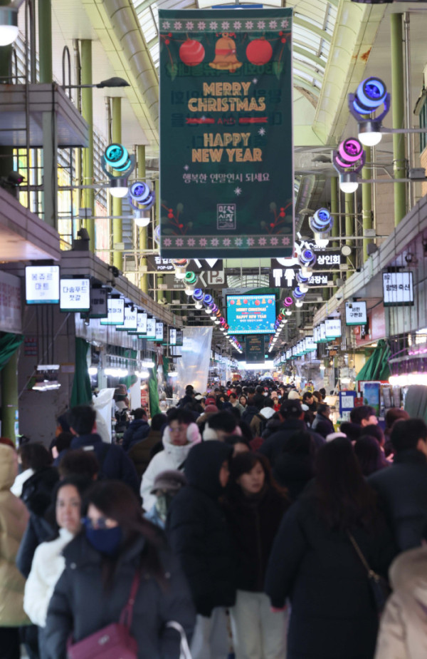 ▲올해 연간 소비자물가는 전년보다 2.1% 상승하며 코로나19 이후 5년 만에 가장 낮은 상승률을 기록했다. 가공식품과 석유류의 가격이 올랐으나, 농산물 상승폭이 둔화되면서 2%대 초반의 안정세를 나타냈다. 31일 국가데이터처의 '12월 및 연간 소비자물가동향'에 따르면 올해 연간 소비자물가지수는 116.61(2020=100)로 전년보다 2.1% 상승했다. 이는 2020년(0.5%) 이후 5년 만에 가장 낮은 상승폭이다. 연간 소비자물가는 2022년 5.1%를 기록한 이후 2023년 3.6%, 지난해 2.3% 등으로 오름폭이 축소됐다. 이날 서울 마포구 망원시장에서 시민들이 장을 보고 있다. 신태현 기자 holjjak@