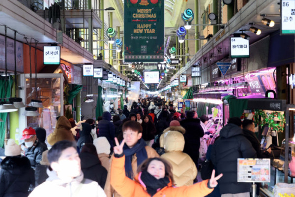 ▲올해 연간 소비자물가는 전년보다 2.1% 상승하며 코로나19 이후 5년 만에 가장 낮은 상승률을 기록했다. 가공식품과 석유류의 가격이 올랐으나, 농산물 상승폭이 둔화되면서 2%대 초반의 안정세를 나타냈다. 31일 국가데이터처의 '12월 및 연간 소비자물가동향'에 따르면 올해 연간 소비자물가지수는 116.61(2020=100)로 전년보다 2.1% 상승했다. 이는 2020년(0.5%) 이후 5년 만에 가장 낮은 상승폭이다. 연간 소비자물가는 2022년 5.1%를 기록한 이후 2023년 3.6%, 지난해 2.3% 등으로 오름폭이 축소됐다. 이날 서울 마포구 망원시장에서 시민들이 장을 보고 있다. 신태현 기자 holjjak@