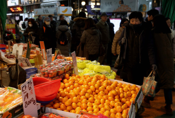 ▲올해 연간 소비자물가는 전년보다 2.1% 상승하며 코로나19 이후 5년 만에 가장 낮은 상승률을 기록했다. 가공식품과 석유류의 가격이 올랐으나, 농산물 상승폭이 둔화되면서 2%대 초반의 안정세를 나타냈다. 31일 국가데이터처의 '12월 및 연간 소비자물가동향'에 따르면 올해 연간 소비자물가지수는 116.61(2020=100)로 전년보다 2.1% 상승했다. 이는 2020년(0.5%) 이후 5년 만에 가장 낮은 상승폭이다. 연간 소비자물가는 2022년 5.1%를 기록한 이후 2023년 3.6%, 지난해 2.3% 등으로 오름폭이 축소됐다. 이날 서울 마포구 망원시장에서 시민들이 장을 보고 있다. 신태현 기자 holjjak@