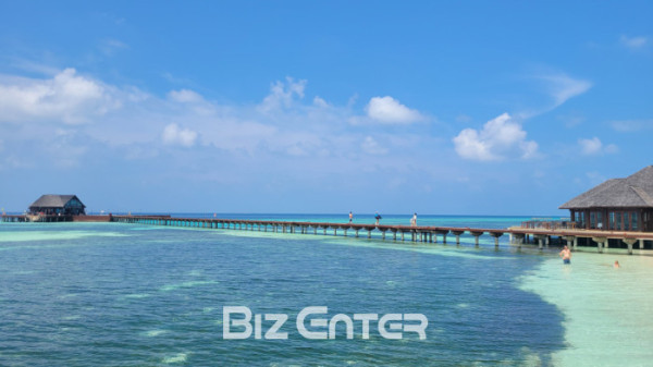 ▲몰디브 올후벨리 리조트 풀바(사진=문연배 기자)