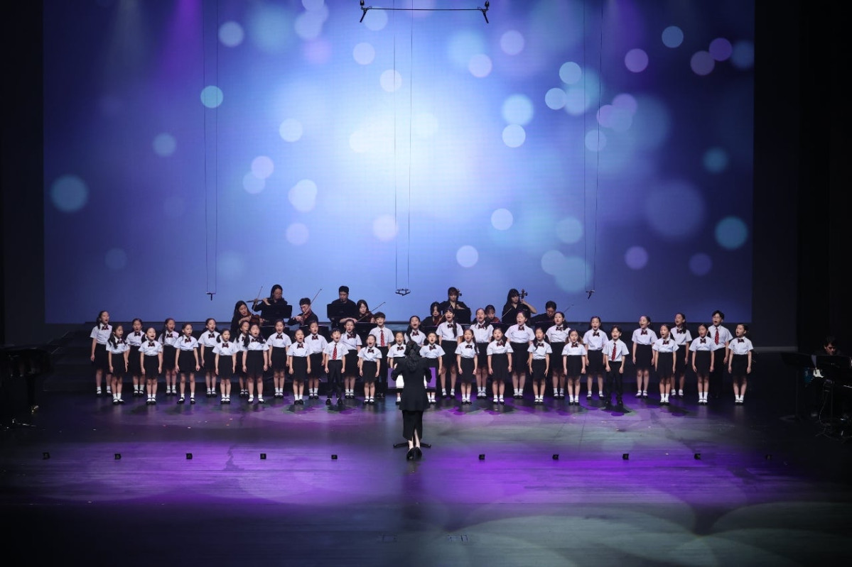 ▲세종사계절하모니합창단이 지난해 10월 1일 세종예술의전당에서 '제6회 정기공연-세상 앞으로'를 개최, 피날레 무대를 펼치고 있다. (사진제공=세종사계절하모니합창단)