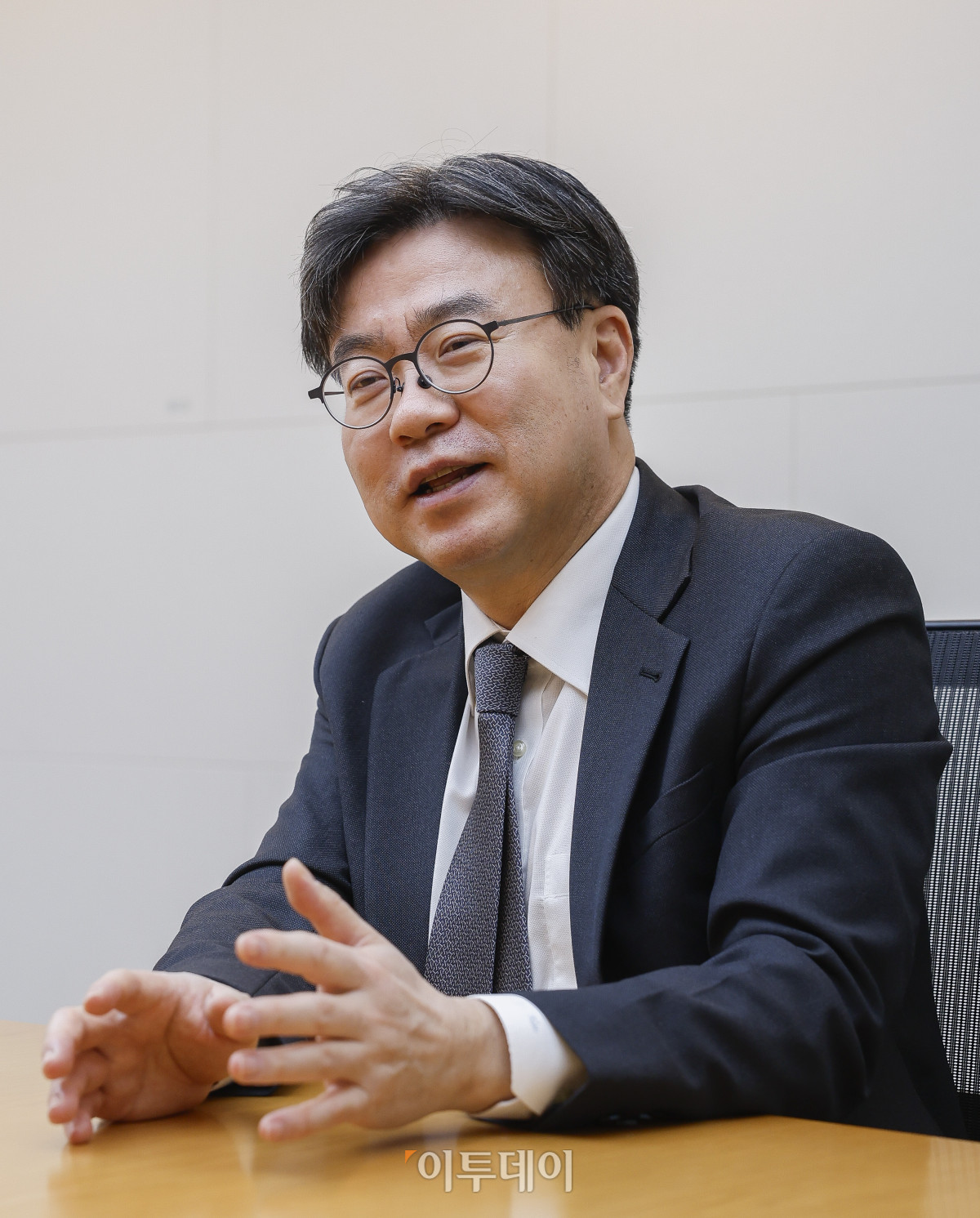 ▲ 김상곤 ‘법무법인(유) 광장’ 경영 총괄 대표 변호사가 지난 연말 서울 중구 남대문로 한진 빌딩에서 이투데이와 신년 인터뷰를 갖고 있다. (조현호 기자 hyunho@)