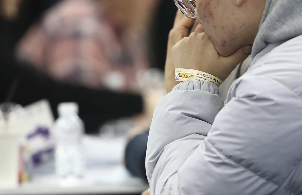 ▲ 18일 코엑스에서 열린 2026학년도 정시 대학입학정보박람회에서 한 학생이 상담을 받고 있다.  (연합뉴스)