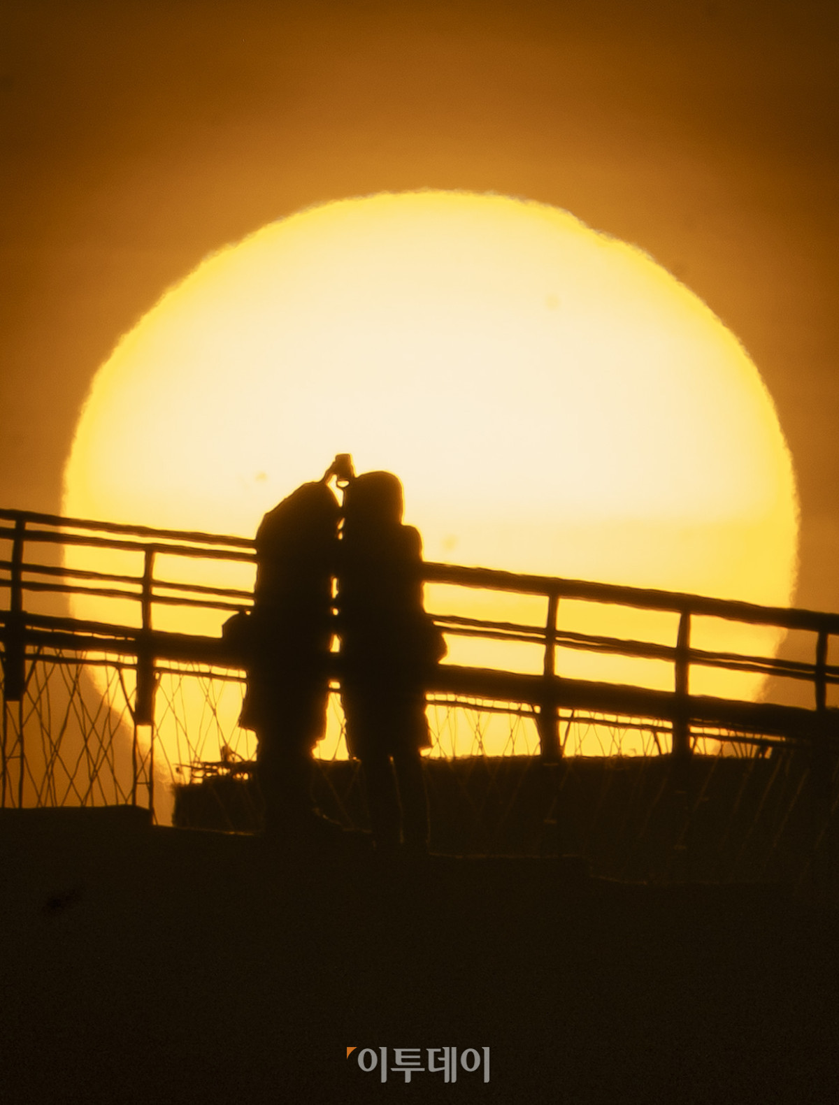 ▲2026년 병오년(丙午年) 새해 첫 날인 1일 서울 영등포구 양화한강공원을 찾은 시민들이 새해 첫 해돋이를 감상하고 있다. 조현호 기자 hyunho@