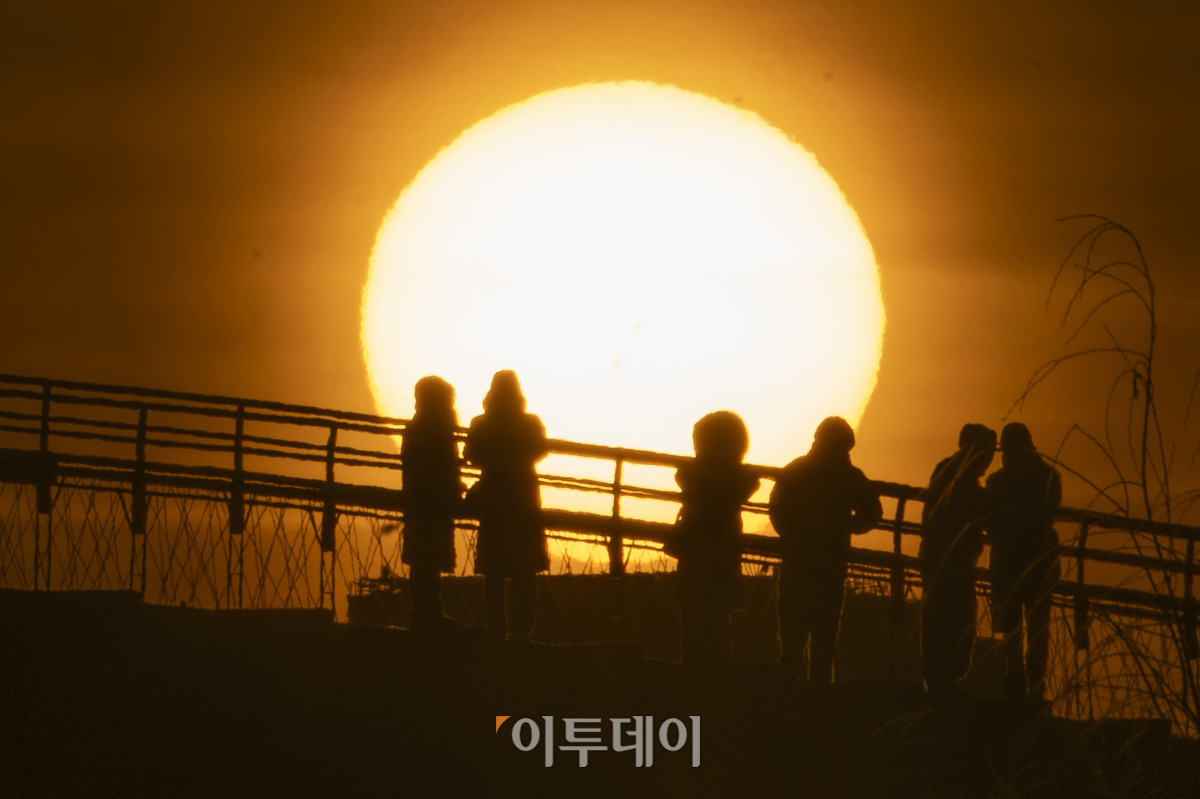 ▲2026년 병오년(丙午年) 새해 첫 날인 1일 서울 영등포구 양화한강공원을 찾은 시민들이 새해 첫 해돋이를 감상하고 있다. 조현호 기자 hyunho@