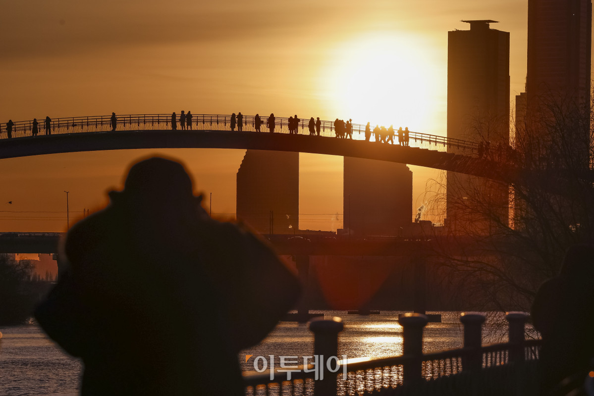 ▲2026년 병오년(丙午年) 새해 첫 날인 1일 서울 영등포구 양화한강공원을 찾은 시민들이 새해 첫 해돋이를 감상하고 있다. 조현호 기자 hyunho@