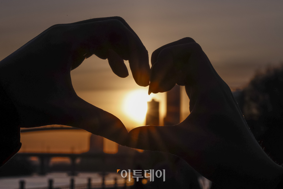 ▲2026년 병오년(丙午年) 새해 첫 날인 1일 서울 영등포구 양화한강공원을 찾은 시민들이 새해 첫 해돋이를 감상하며 기념촬영을 하고 있다. 조현호 기자 hyunho@