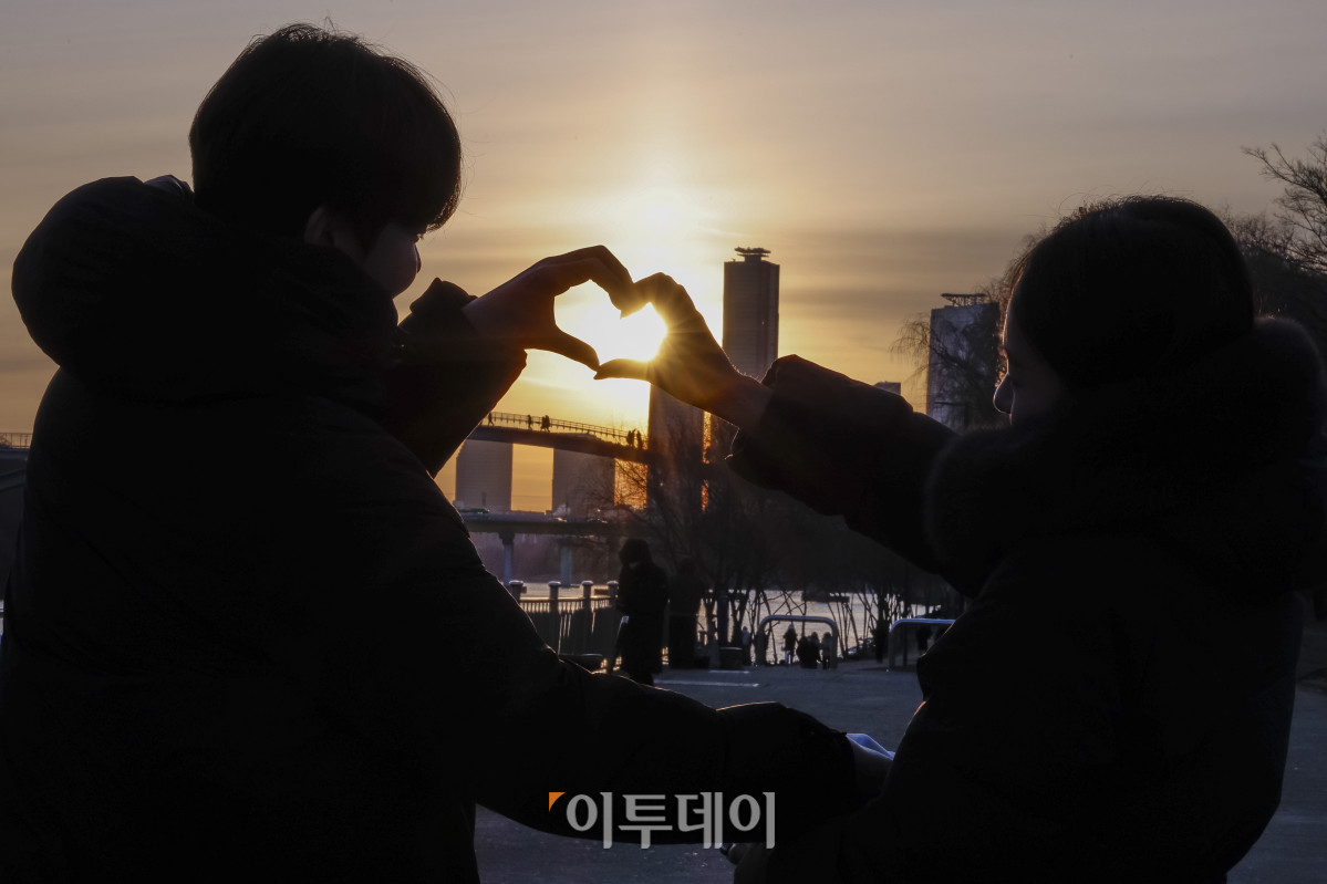 ▲2026년 병오년(丙午年) 새해 첫 날인 1일 서울 영등포구 양화한강공원을 찾은 시민들이 새해 첫 해돋이를 감상하며 기념촬영을 하고 있다. 조현호 기자 hyunho@