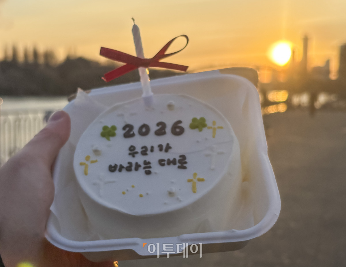 ▲2026년 병오년(丙午年) 새해 첫 날인 1일 서울 영등포구 양화한강공원을 찾은 시민들이 새해 첫 해돋이를 감상하며 기념촬영을 하고 있다. 조현호 기자 hyunho@