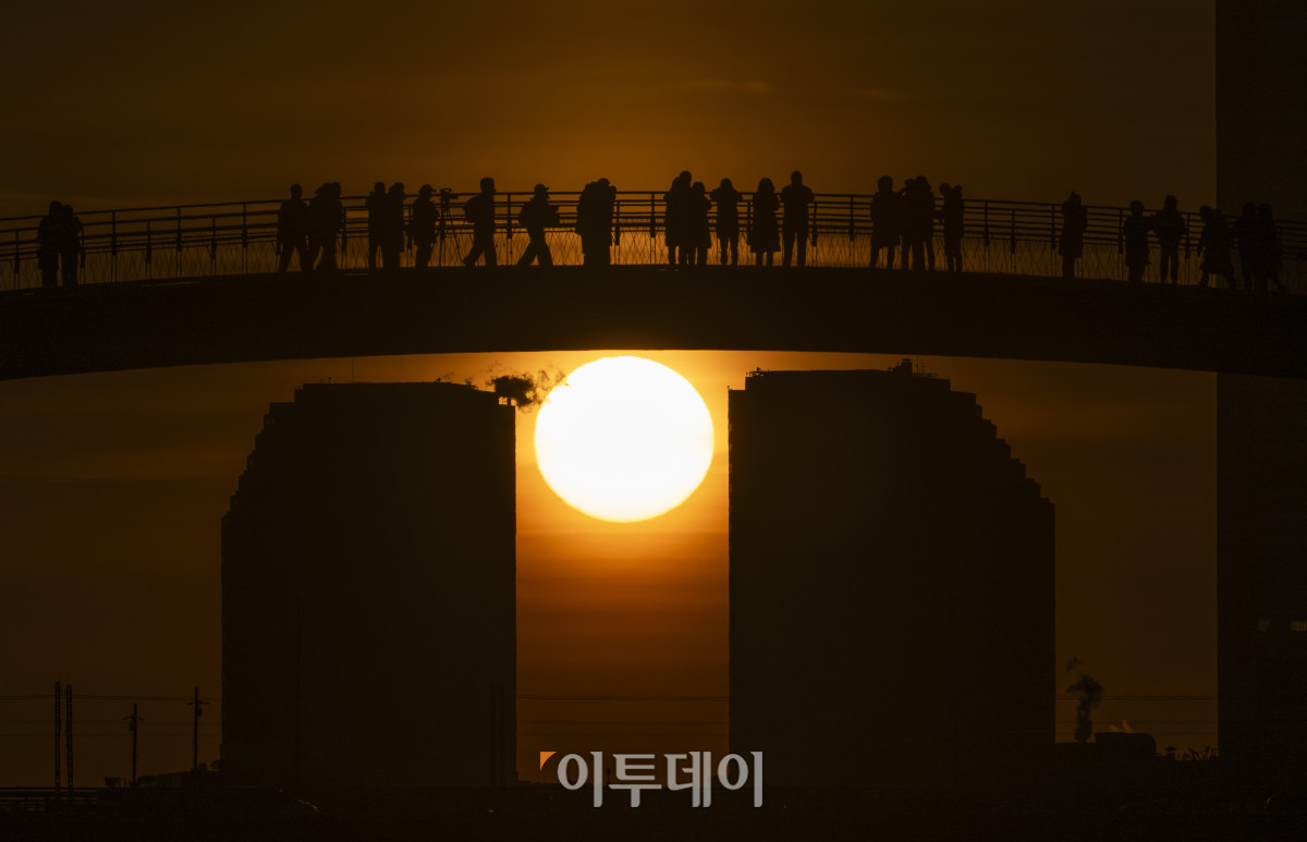 ▲2026년 병오년(丙午年) 새해 첫 날인 1일 서울 영등포구 양화한강공원을 찾은 시민들이 새해 첫 해돋이를 감상하고 있다. 조현호 기자 hyunho@