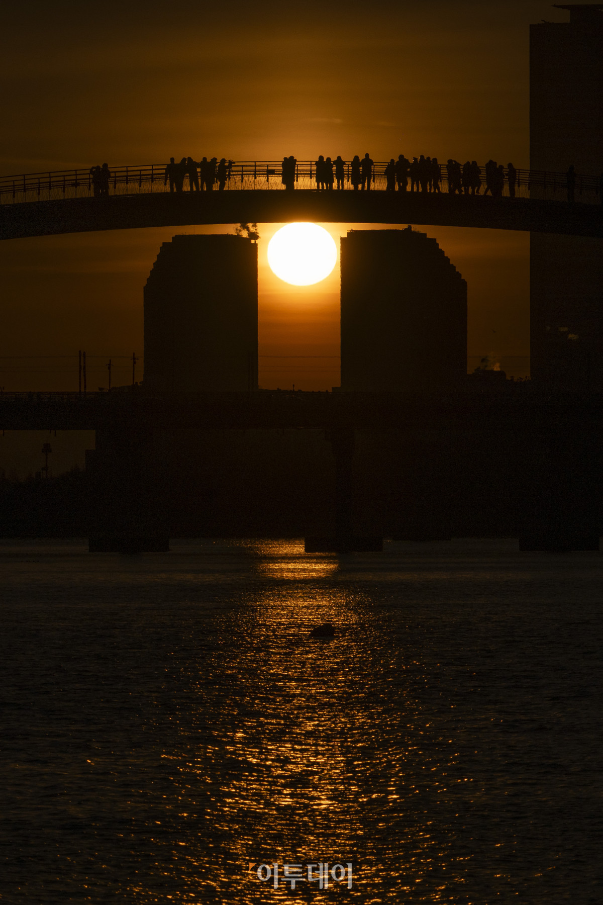 ▲2026년 병오년(丙午年) 새해 첫 날인 1일 서울 영등포구 양화한강공원을 찾은 시민들이 새해 첫 해돋이를 감상하고 있다. 조현호 기자 hyunho@