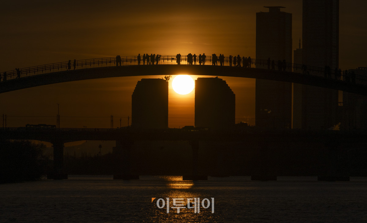 ▲2026년 병오년(丙午年) 새해 첫 날인 1일 서울 영등포구 양화한강공원을 찾은 시민들이 새해 첫 해돋이를 감상하고 있다. 조현호 기자 hyunho@