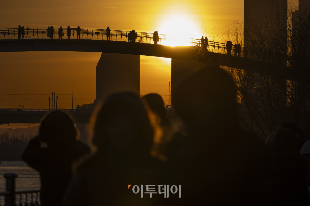▲2026년 병오년(丙午年) 새해 첫 날인 1일 서울 영등포구 양화한강공원을 찾은 시민들이 새해 첫 해돋이를 감상하고 있다. 조현호 기자 hyunho@