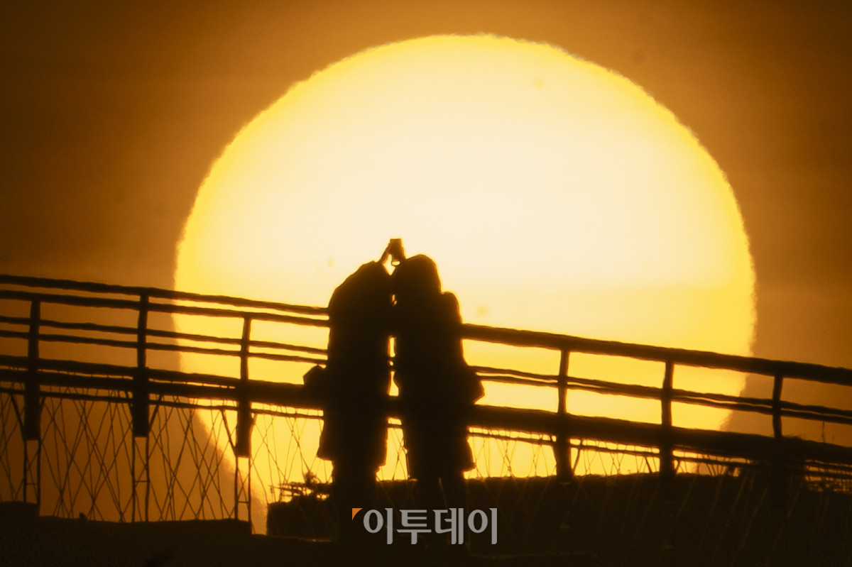 ▲2026년 병오년(丙午年) 새해 첫 날인 1일 서울 영등포구 양화한강공원을 찾은 시민들이 새해 첫 해돋이를 감상하고 있다. 조현호 기자 hyunho@