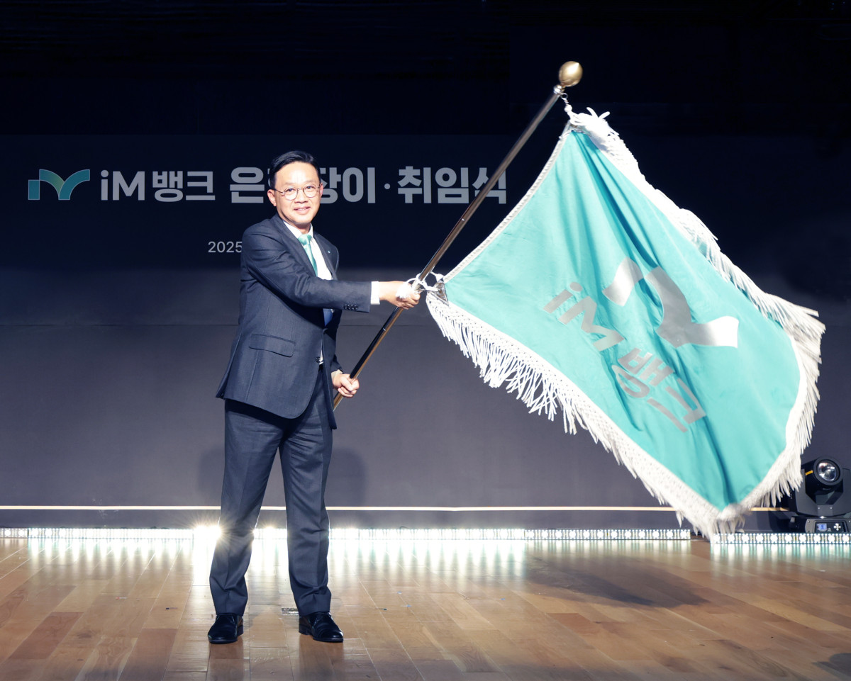 ▲강정훈 iM뱅크 은행장이 12월 31일 대구 수성동 본점에서 열린 은행장 취임식에서 기념사진을 촬영하고 있다. (사진제공=iM뱅크)