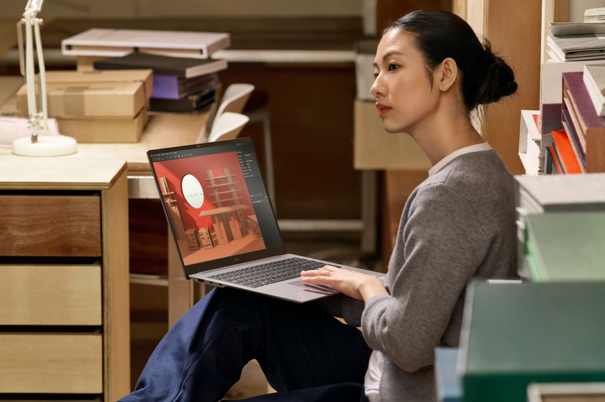 ▲ LG전자 그램을 사용하고 있는 모습. (사진=LG전자)