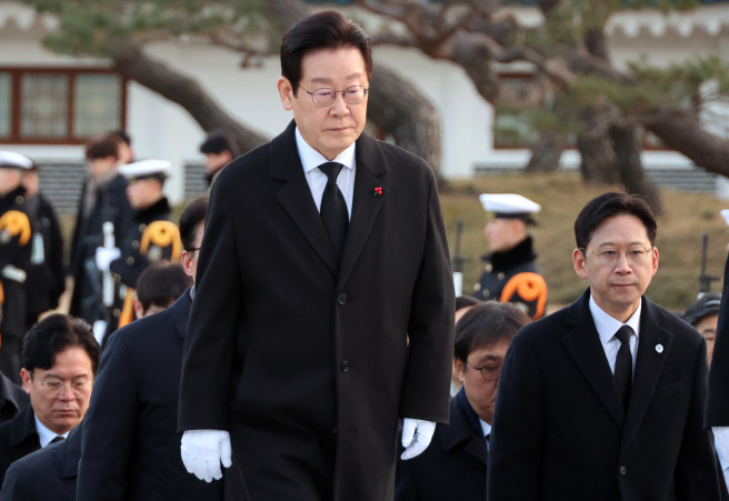 ▲이재명 대통령이 새해 첫날인 1일 국립서울현충원에서 참배를 위해 이동하고 있다.  (연합뉴스)