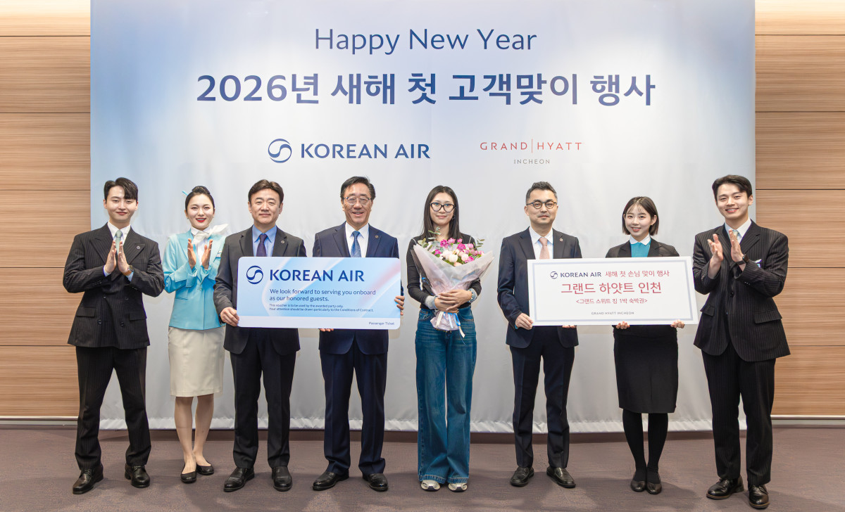 ▲대한항공은 2026년 1월 1일 새벽 인천국제공항에서 ‘새해 첫 고객 맞이 행사’를 열었다. 사진은 좌측 세 번째부터 송기원 인천여객서비스지점장, 고광호 여객사업본부장, 새해 첫 고객, 이동협 여객운송부 담당 등 관계자들이 기념사진을 촬영하는 모습. (사진=대한항공)