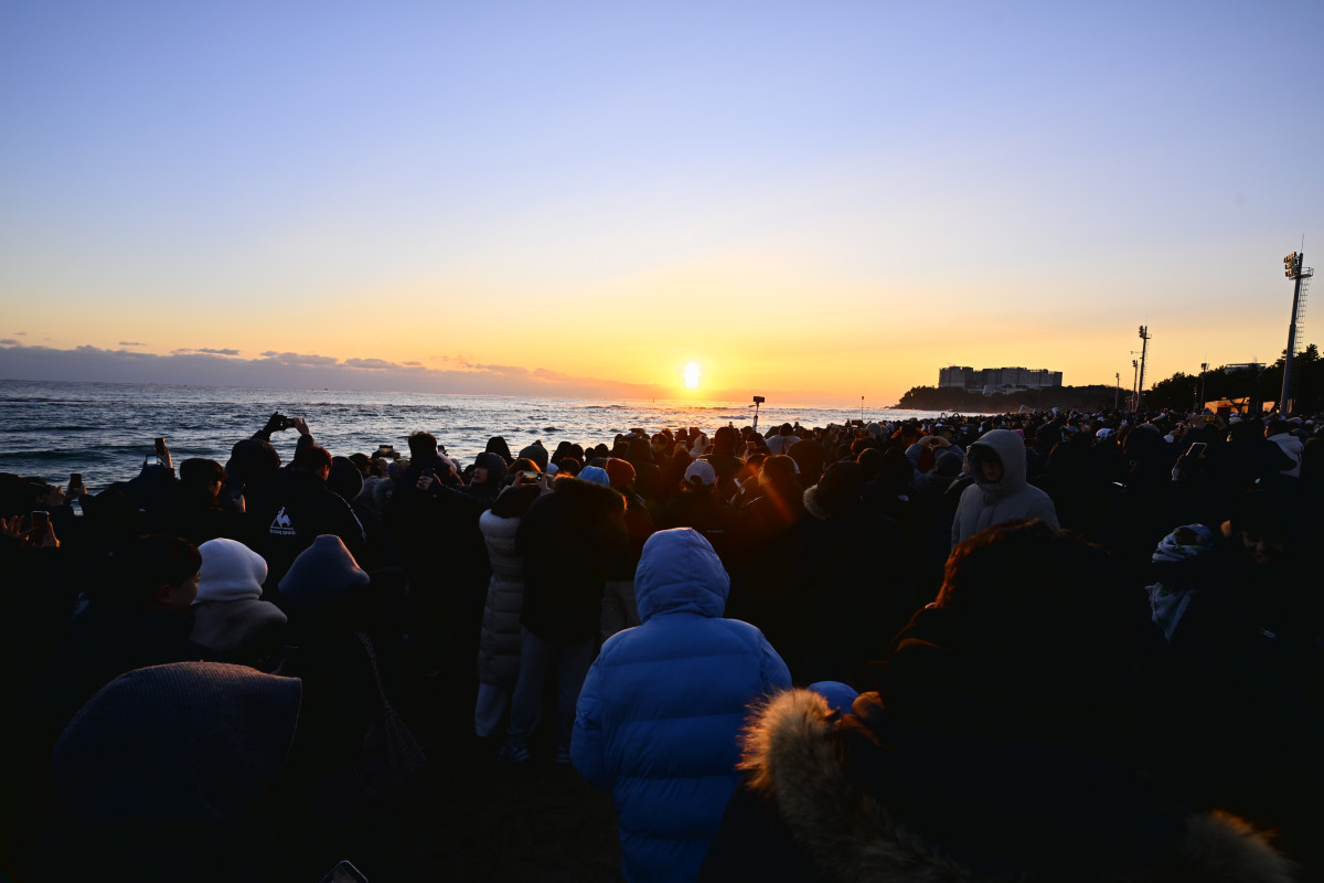 ▲2026년 병오년(丙午年) 새해 첫날인 1일 강원 속초 해수욕장 백사장에서 시민과 관광객들이 새해 첫 일출을 구경하고 있다. 2026.1.1  (연합뉴스)