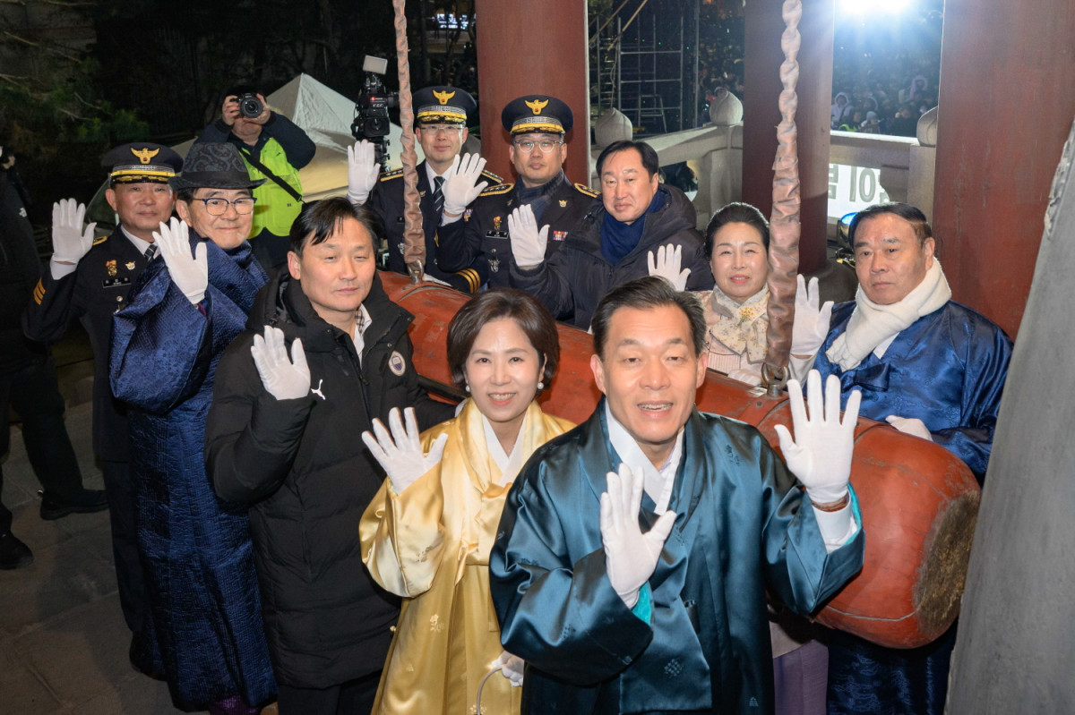 ▲이재준 수원특례시장과 이재식 수원특례시의회 의장, 김영진 국회의원, 김준혁 국회의원이 여민각에서 제야 타종을 하고 있다. (수원특례시)