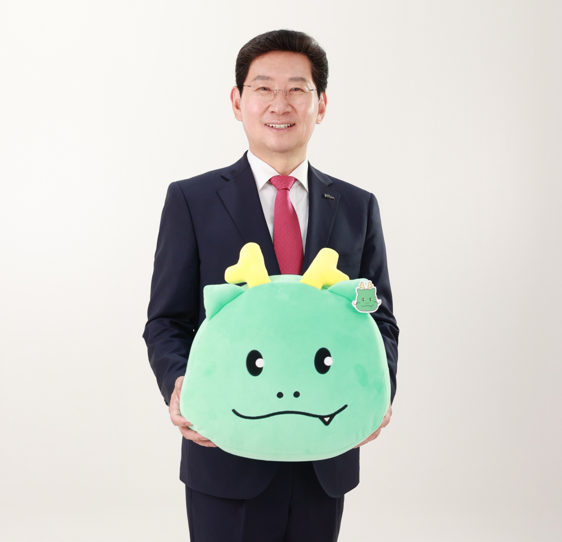 ▲이상일 용인특례시장이 시 캐릭터 ‘조아용’ 인형을 들고 포즈를 취하고 있다. (용인특례시)