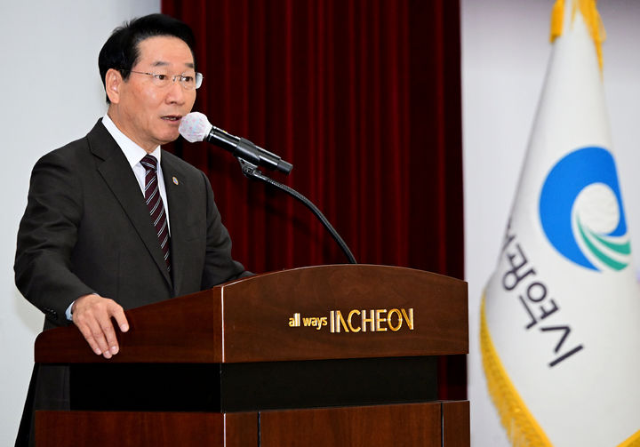 ▲유정복 인천시장이 단상에 올라 신년사를 하고 있다. ‘마부정제’의 각오로 시민만 바라보고 인천의 미래를 향해 멈추지 않겠다는 강한 의지를 밝히고 있다. (ㅇ)