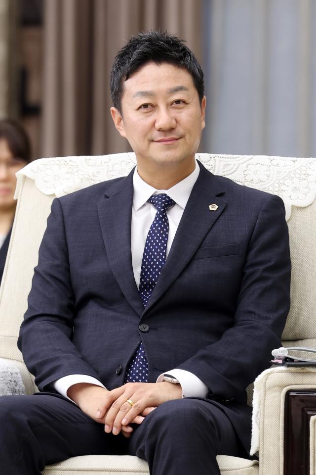 ▲김진경 경기도의회 의장이 집무실에서 신년사를 발표하고 있다. 김 의장은 병오년 새해를 맞아 도민 삶을 지키는 책임 의정을 끝까지 완주하겠다는 뜻을 밝혔다. (경기도의회)