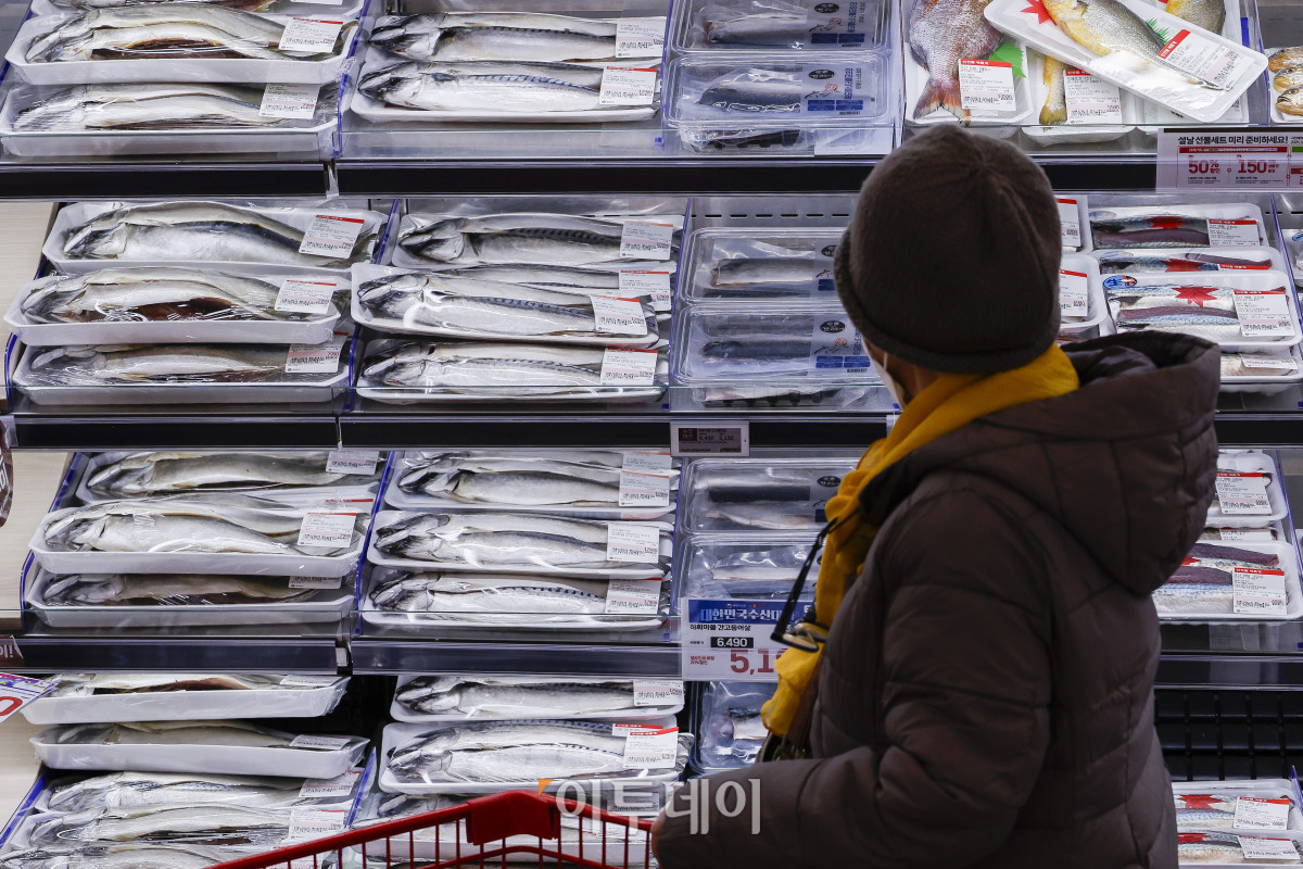▲국민 생선인 고등어가 가파른 가격 상승세를 보이고 있다. 1일 한국농수산식품유통공사 집계에 따르면 수입산 염장(대) 고등어 한 손 소매가격은 작년 12월 평균 1만363원으로 1만원을 넘어섰다. 이는 한 달 전(9828원)보다 500원 이상 상승하고, 전년 같은 기간(8천48원)보다 2천원 넘게 상승한 금액이다. 이날 서울 시내 한 대형마트에 고등어가 진열되어 있다. 조현호 기자 hyunho@