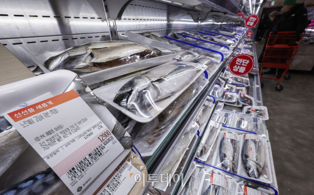 ▲국민 생선인 고등어가 가파른 가격 상승세를 보이고 있다. 1일 한국농수산식품유통공사 집계에 따르면 수입산 염장(대) 고등어 한 손 소매가격은 작년 12월 평균 1만363원으로 1만원을 넘어섰다. 이는 한 달 전(9828원)보다 500원 이상 상승하고, 전년 같은 기간(8천48원)보다 2천원 넘게 상승한 금액이다. 이날 서울 시내 한 대형마트에 고등어가 진열되어 있다. 조현호 기자 hyunho@