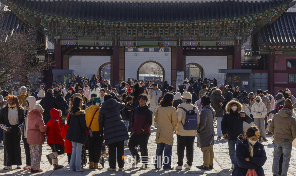 ▲2026년 새해 첫날인 1일 서울 종로구 경복궁이 외국인 관광객들과 시민들로 북적이고 있다. 조현호 기자 hyunho@
