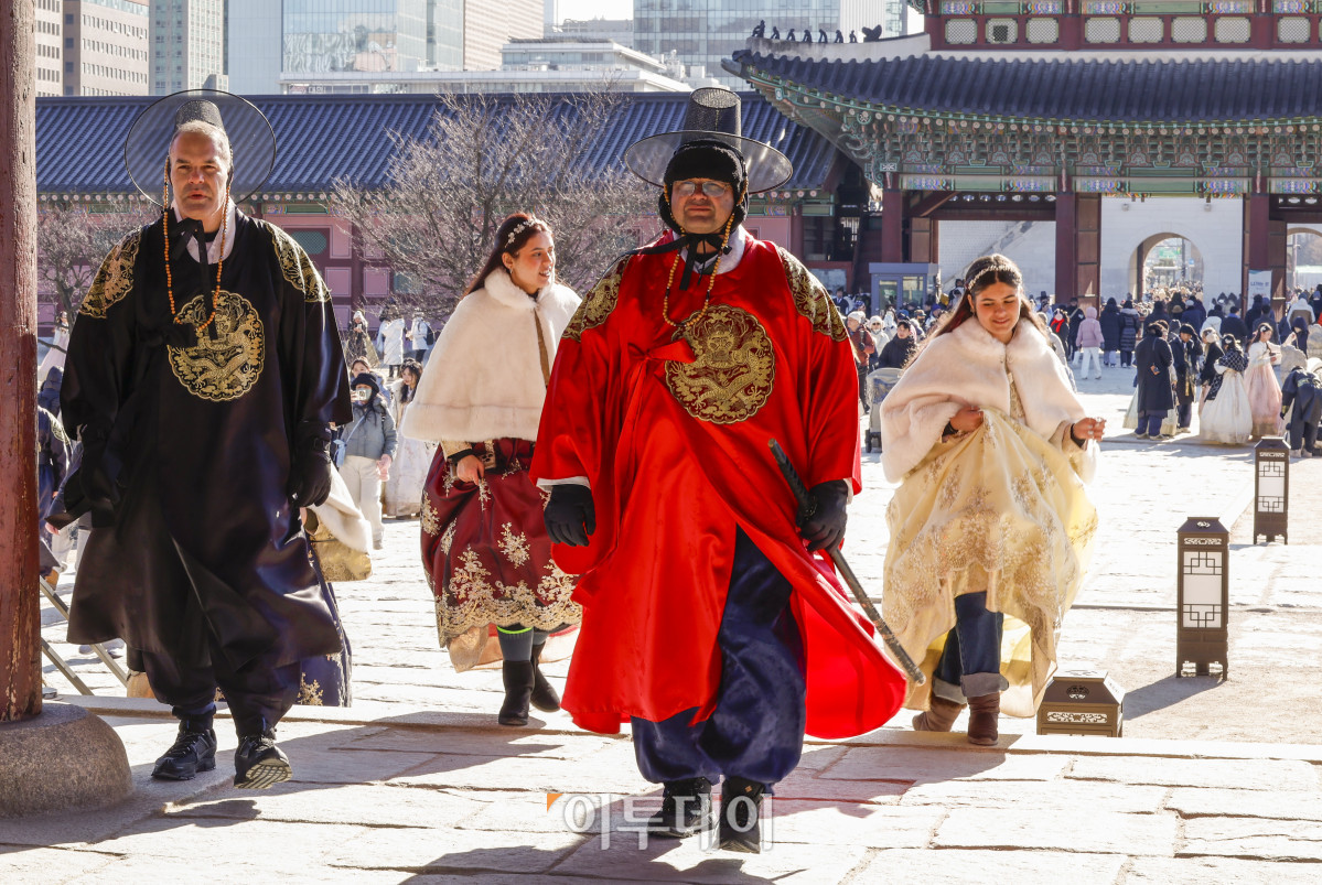 ▲2026년 새해 첫 날인 1일 서울 종로구 경복궁에서 한복을 입은 외국인 관광객들이 고궁 관광을 하고 있다. 조현호 기자 hyunho@