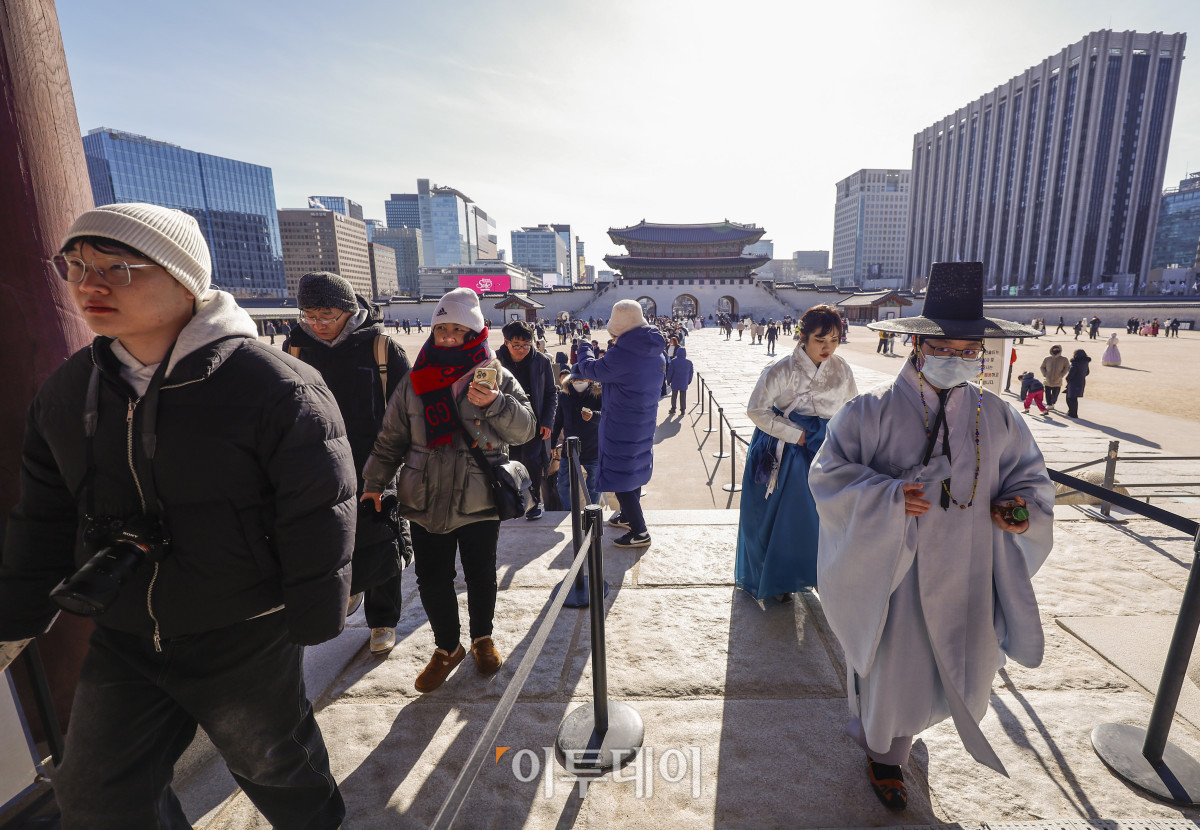 ▲2026년 새해 첫 날인 1일 서울 종로구 경복궁을 찾은 외국인 관광객들과 시민들이 입장줄을 서고 있다. 조현호 기자 hyunho@