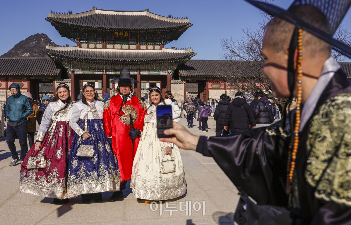 ▲2026년 새해 첫 날인 1일 서울 종로구 경복궁을 찾은 외국인 관광객들이 기념촬영을 하고 있다. 조현호 기자 hyunho@