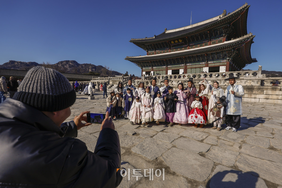 ▲2026년 새해 첫 날인 1일 서울 종로구 경복궁을 찾은 외국인 관광객들이 기념촬영을 하고 있다. 조현호 기자 hyunho@