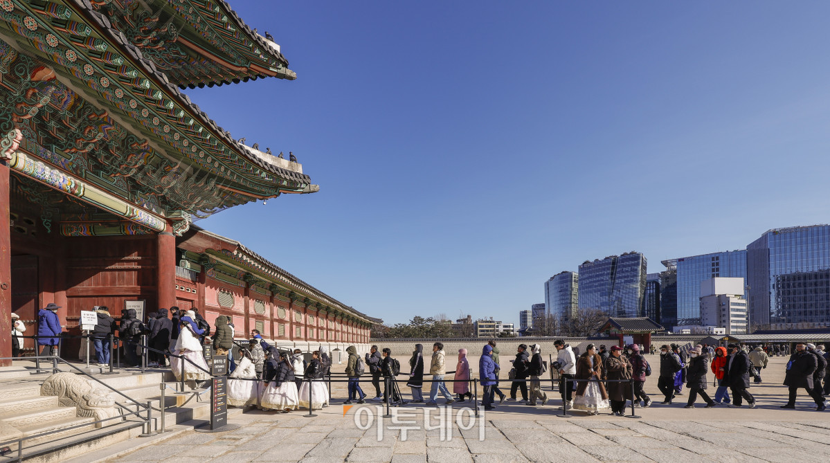▲2026년 새해 첫 날인 1일 서울 종로구 경복궁을 찾은 외국인 관광객들과 시민들이 입장줄을 서고 있다. 조현호 기자 hyunho@