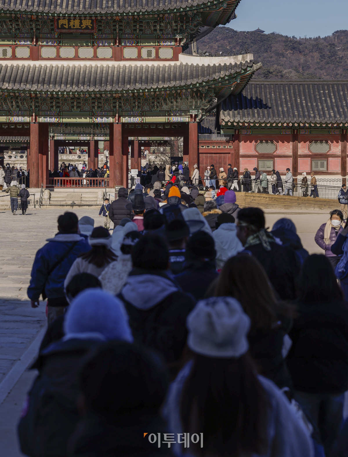 ▲2026년 새해 첫 날인 1일 서울 종로구 경복궁을 찾은 외국인 관광객들과 시민들이 궁에 입장하기 위해 길게 줄을 서서 대기하고 있다. 조현호 기자 hyunho@