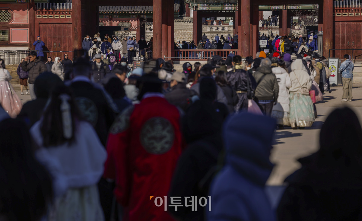 ▲2026년 새해 첫 날인 1일 서울 종로구 경복궁을 찾은 외국인 관광객들과 시민들이 궁에 입장하기 위해 길게 줄을 서서 대기하고 있다. 조현호 기자 hyunho@
