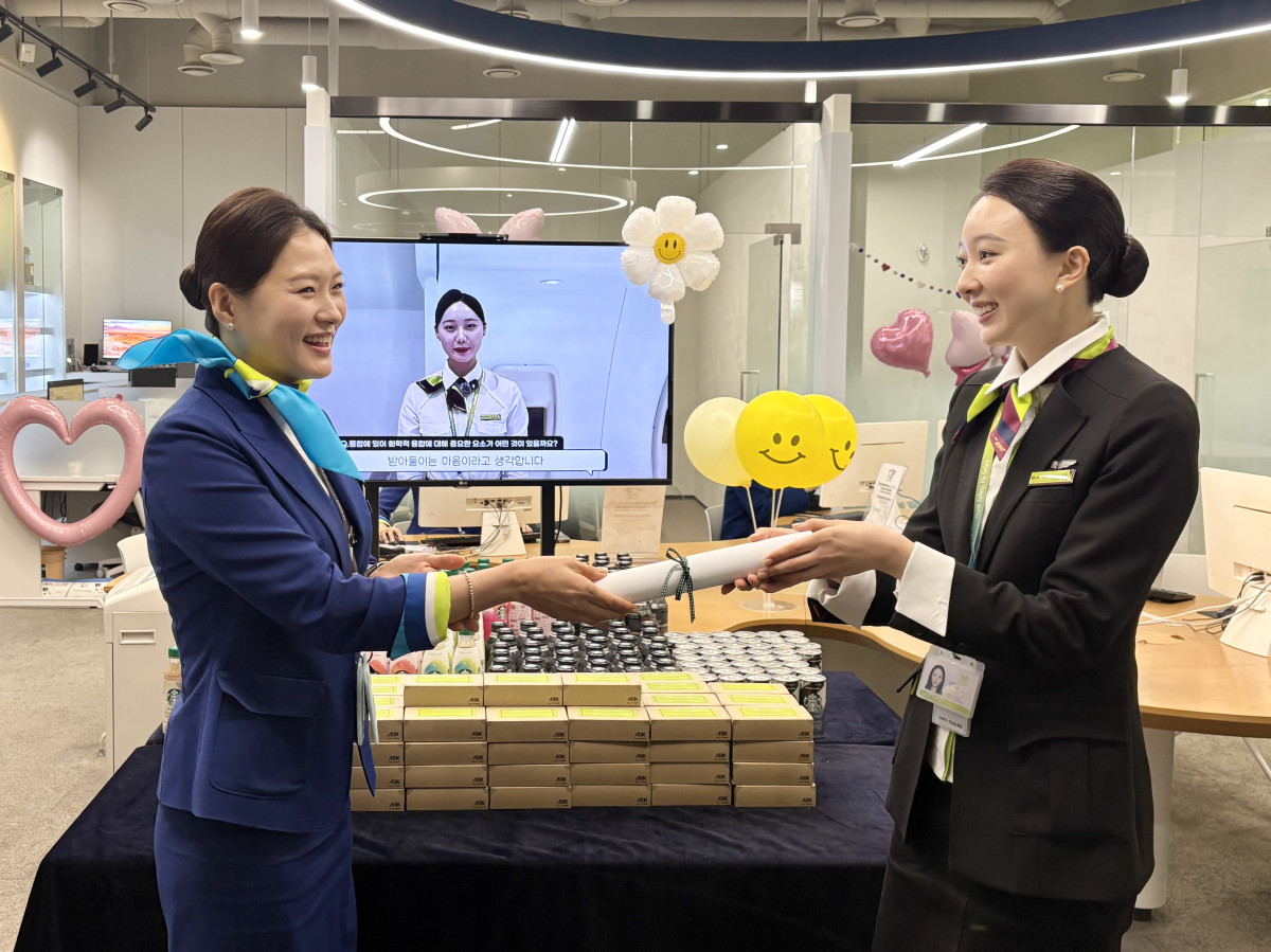 ▲1일 에어부산 사옥 내 객실브리핑실에서 에어부산 객실승무원이 진에어 객실승무원을 맞이해 브리핑실 공동 사용 기념 환영 행사를 실시하고 있다. (사진=에어부산)