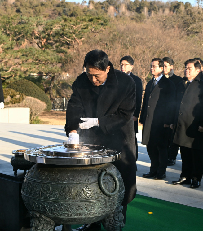 ▲오세훈 서울시장이 1일 현충원에 참배하고 있다. (사진제공=서울시)