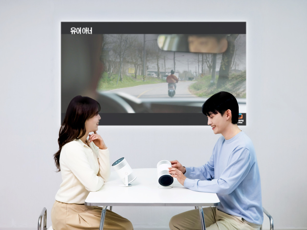 ▲삼성전자 모델이 AI 포터블 프로젝터 '더 프리스타일+'를 소개하고 있다. (자료제공=삼성전자)
