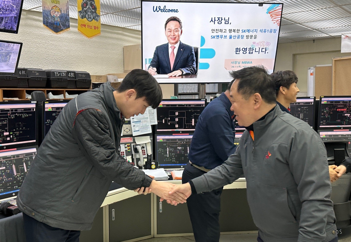 ▲장용호 SK이노베이션 총괄사장이 2026년 새해 첫 날인 1일 SK이노베이션 울산 콤플렉스를 찾아 안정조업과 운영개선(O/I)에 최선을 다해준 구성원들을 격려하고 있다.

  (사진제공=SK이노베이션)