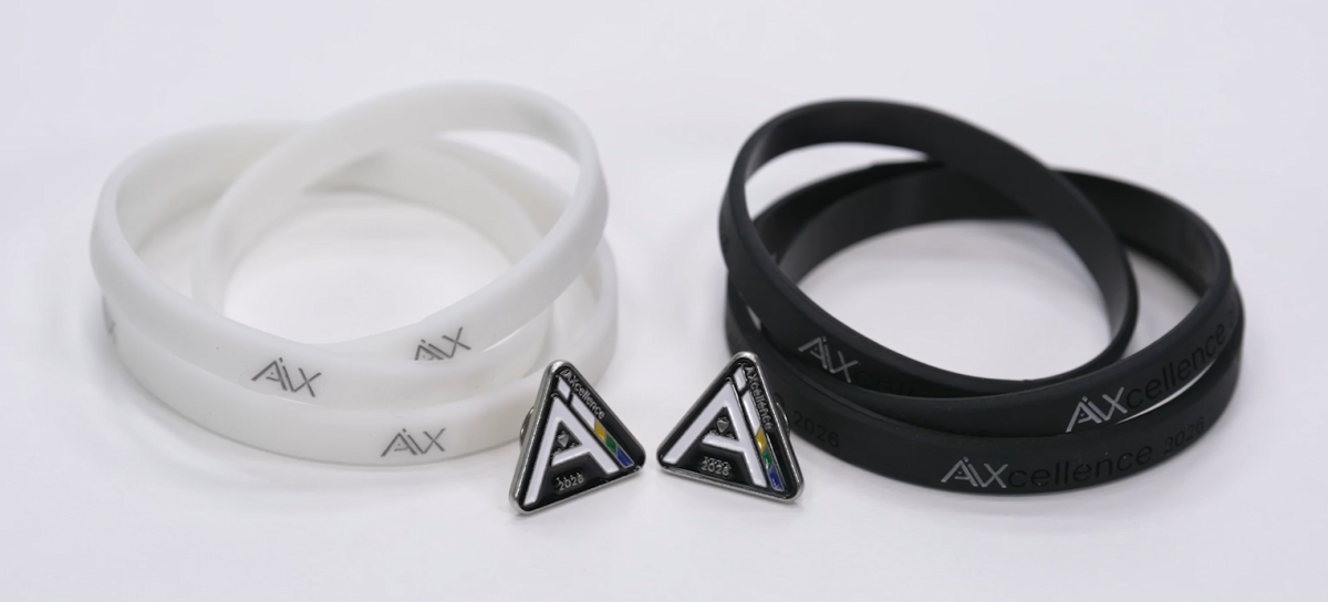 ▲성공 스펙트럼을 확산시켜나가자는 의미를 담은 프리즘 이미지를 담은 배지와 팔찌. (사진= 코오롱그룹)