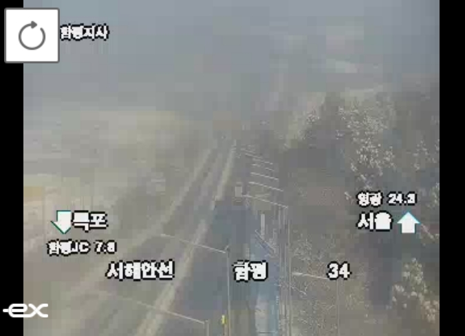 ▲눈길에 화물차 추돌…서해안고속도로 함평IC 인근 서울방향 통제·정체 (출처=로드플러스 캡처)