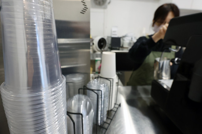 ▲지난해 12월 18일 서울 시내의 한 카페에 플라스틱 컵 등 일회용 컵이 놓여 있다. 2025.12.18. (뉴시스)