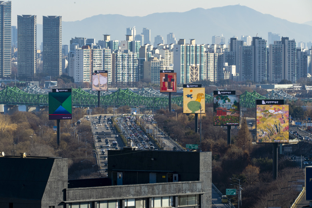 ▲올림픽대로 강남방향에 설치된 국립현대미술관 ‘도로 위 미술관’ 프로젝트 작품들 모습. (사진제공=국립현대미술관)