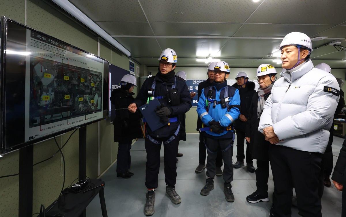 ▲ 오세훈 서울시장이 2일 오전 서울 영등포구 유원제일1차 재건축 공사 현장을 찾아 공사현장 브리핑을 듣고 있다. (뉴시스)