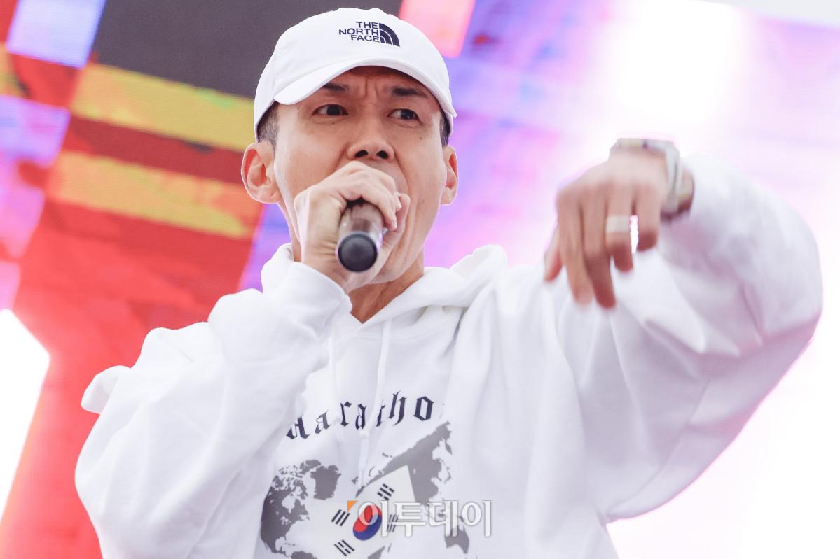 ▲가수 션이 지난해 11월 8일 서울 광진구 뚝섬한강공원 수변무대 일대에서 열린 ‘제1회 스타와 함께하는 기부런’에서 축하공연을 하고 있다. 조현호 기자 hyunho@