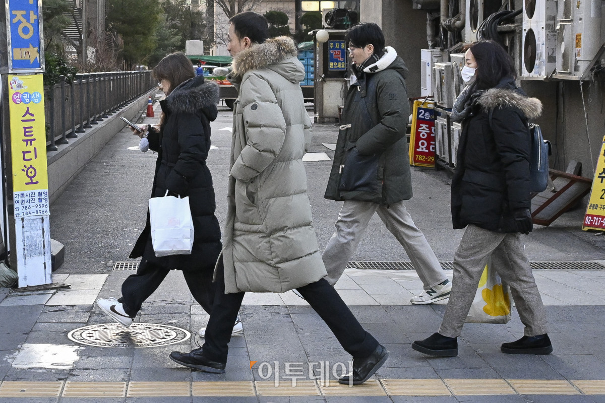 ▲서울의 아침 최저기온이 영하 11.4도까지 떨어지는 등 새해 한파가 절정에 달한 2일 서울 영등포구 여의도역 일대에서 두꺼운 외투와 방한용품으로 무장한 시민들이 발걸음을 재촉하고 있다. 조현호 기자 hyunho@