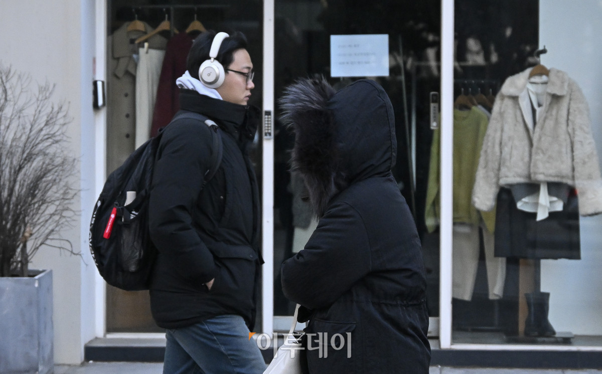 ▲서울의 아침 최저기온이 영하 11.4도까지 떨어지는 등 새해 한파가 절정에 달한 2일 서울 영등포구 여의도역 일대에서 두꺼운 외투와 방한용품으로 무장한 시민들이 발걸음을 재촉하고 있다. 조현호 기자 hyunho@