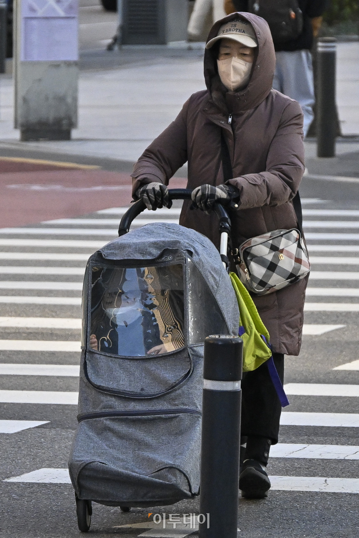 ▲서울의 아침 최저기온이 영하 11.4도까지 떨어지는 등 새해 한파가 절정에 달한 2일 서울 영등포구 여의도역 일대에서 두꺼운 외투와 방한용품으로 무장한 시민들이 발걸음을 재촉하고 있다. 조현호 기자 hyunho@